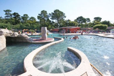 Un spa au camping Le Palace en Gironde