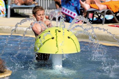 Enfant dans la pataugoire au Palace en Gironde