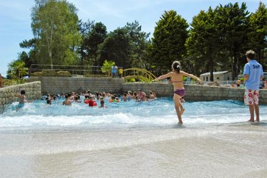 Piscine à vagues au camping Léveno à Guérande