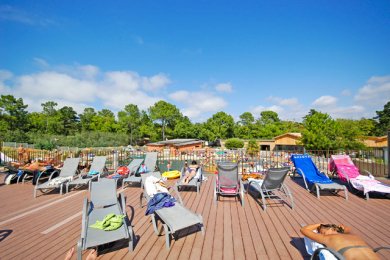 Farniente sur transats au camping Le Palace