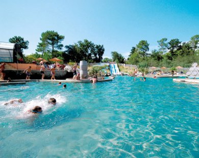 Piscine au camping de Soulac dans le Médoc